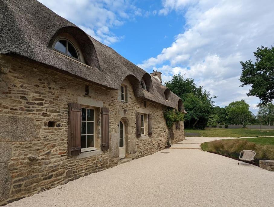 Maison Typique Bretonne Avec Toit De Chaume Camors Экстерьер фото