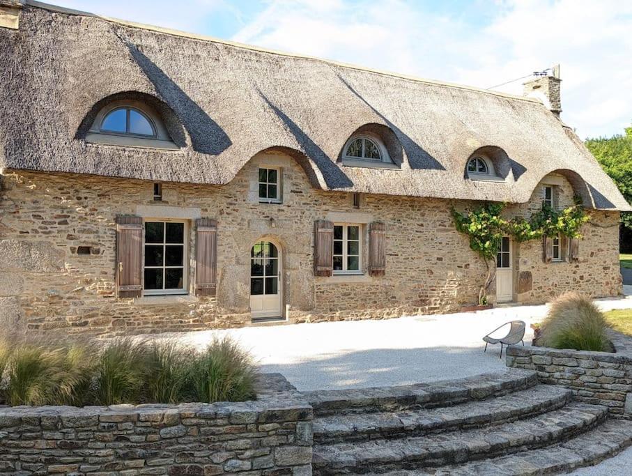 Maison Typique Bretonne Avec Toit De Chaume Camors Экстерьер фото